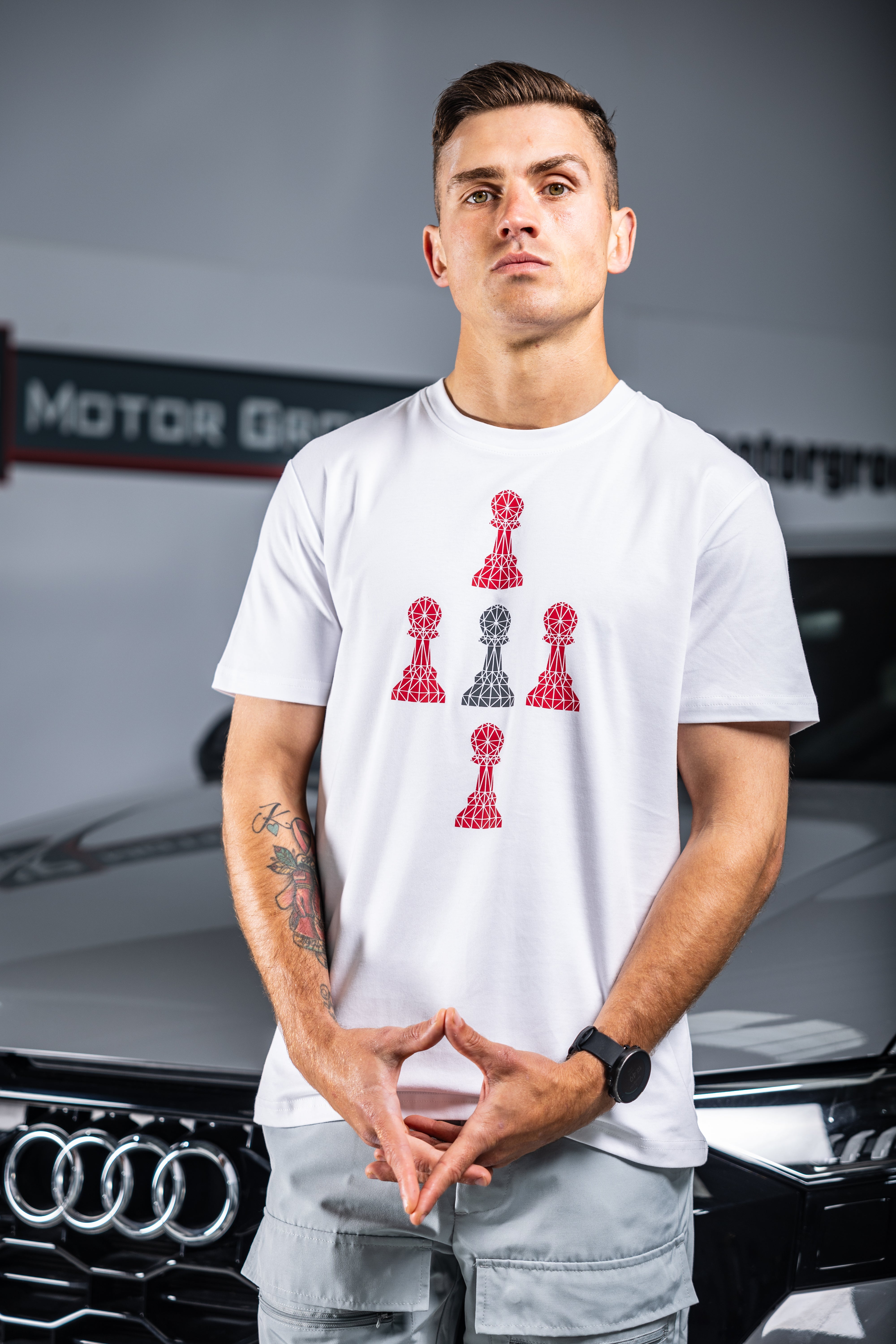 WHITE TEE 5 PAWN -4 RED 1 BLACK